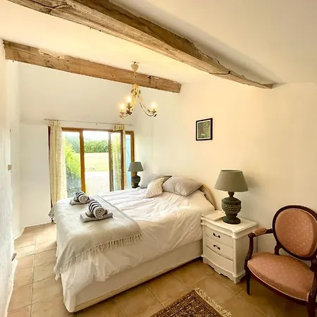 Saint-marthe Sleeps 20 With Pool Eymet