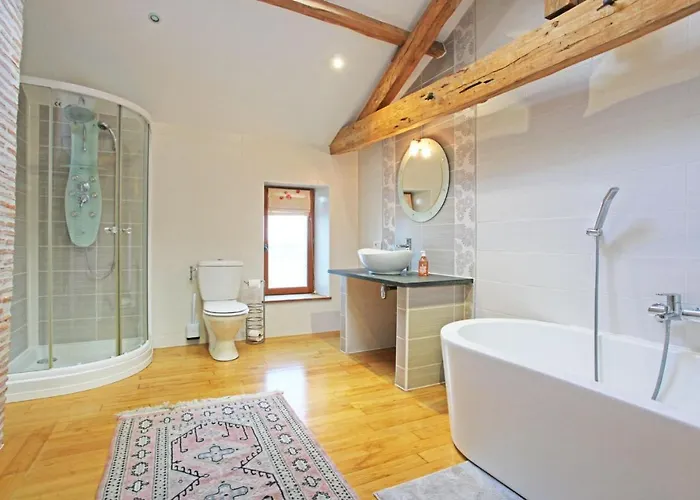 Saint-marthe Sleeps 20 With Pool