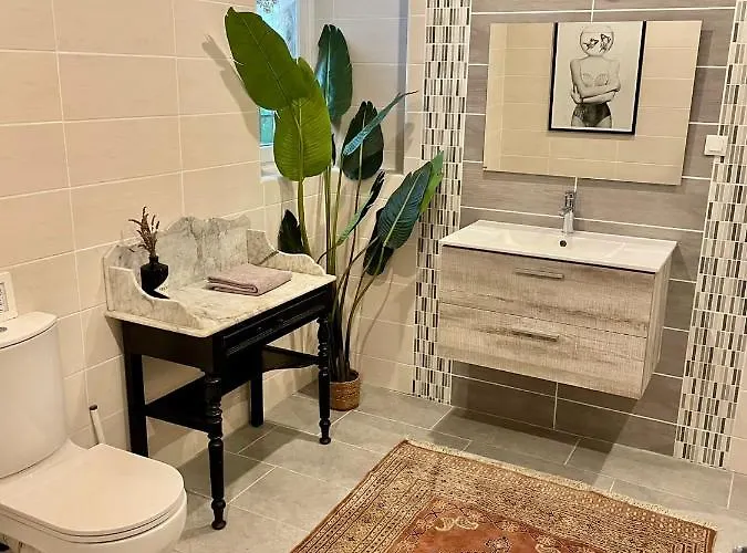 Saint-marthe Sleeps 20 With Pool